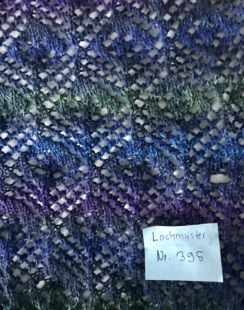 Lochmuster Nr. 395 in Blau- und Violetttönen